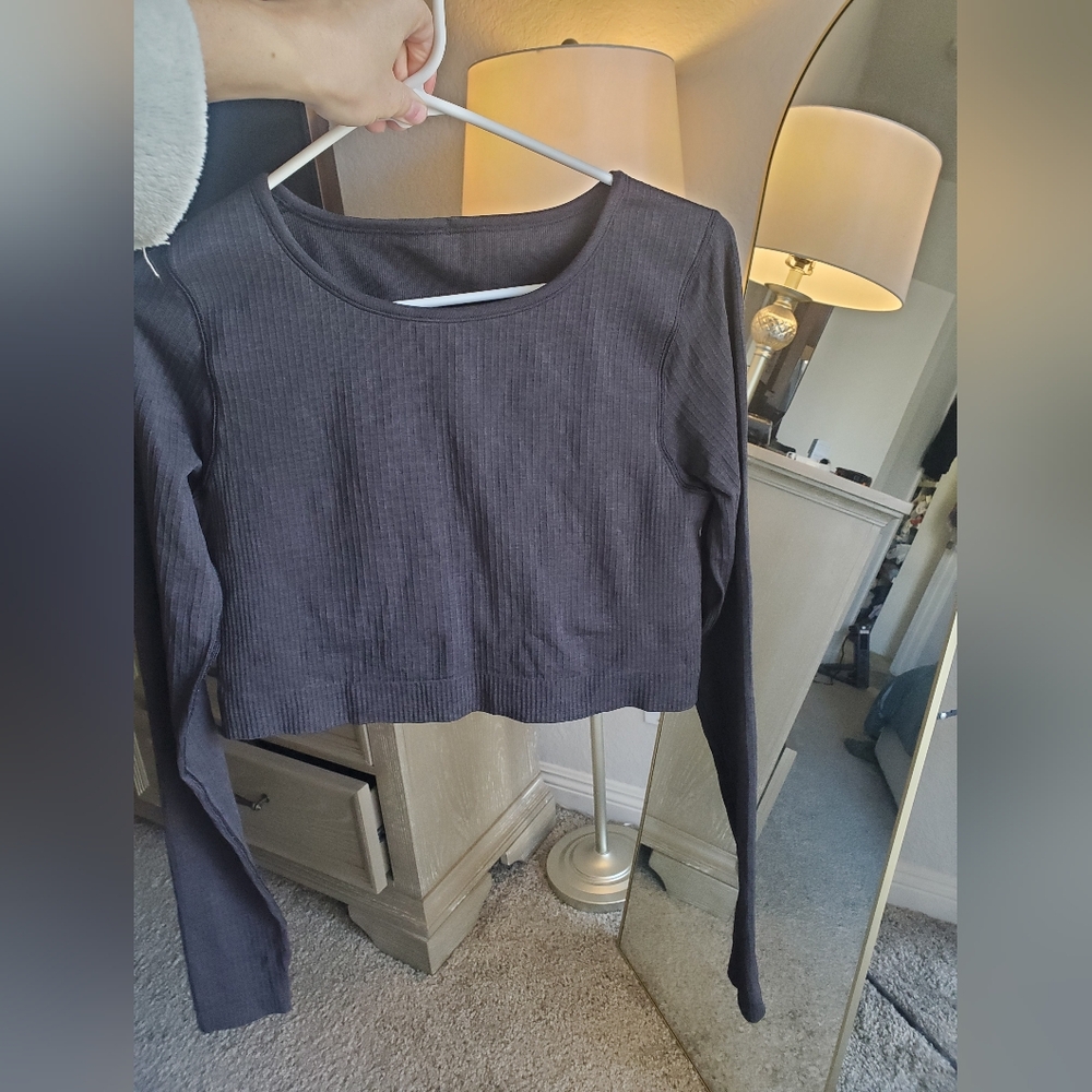 Preloved Lululemon Black ribbed Long Sleeve Crop Top, about a size 8